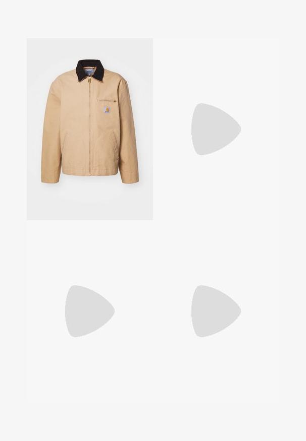 Bežinė striukė su rudomis švarkelių apykaklėmis, auksiniu užtrauktuku ir priekinėmis kišenėmis, papuoštomis logotipo pleistru. Pagaminta iš patvarios medžiagos.; Kreminės spalvos trumpas marškinėlis su raštuotais tekstūromis, kuriame yra mažų deimanto formos raštų. Jis turi apvalų iškirpimą ir subtilų auksinį logotipą.; Bežiniai medvilniniai džinsai tiesaus kirpimo, su dviem priekinėmis kišenėmis ir dviem užtrauktukų akcentais. Pabrėžti auksinės spalvos detalės.; Bežiniai zomšiniai batai su raištelių užsegimu, siuvinėjimo detalėmis ir guminiais padais. Forma yra kasdieniška su nedideliu pakulniu.