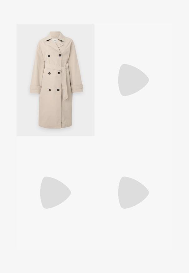 Beige trench kabát dupla gombolású elülső résszel és fekete gombokkal. Széles hajtókák, övvel ellátott derék és hosszú ujjú, galléros kivitel jellemzi.; Rövid ujjú, krémszínű blúz texturált hullámmintával. Kerek nyakú és finoman gyűrött részletekkel az ujjaknál. Könnyű anyag.; Beige pamut szoknya oldalsó zsebbel, övvel ellátott derékkal, ezüst gyűrűvel, és enyhén A-vonalú szabással. Simogatós textúra és egyszerű dizájn.; Fekete bőr cowboy csizmák hegyes orral, wedge sarkakkal és ezüst hímzett virágmintákkal a szár mentén. Kontraszt varrás az egész csizmán.