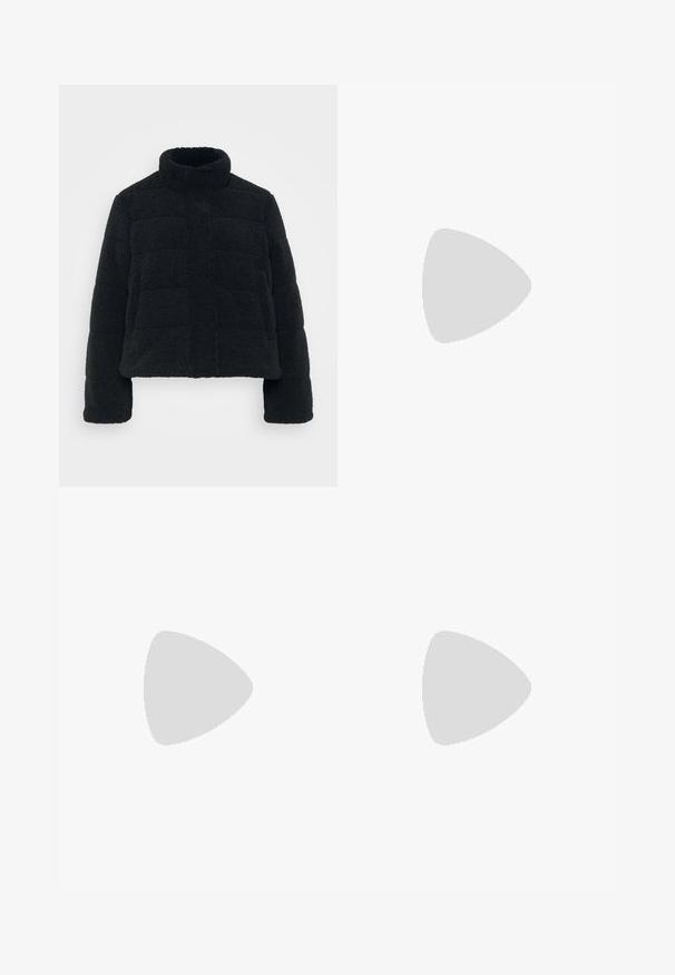 Svart, kort jacka i plysch med strukturerad yta, hög krage och vadderad design. Har långa ärmar och dragkedja fram.; Even&Odd Petite 2 PACK - Linne - light grey/black; Even&Odd Petite Tygbyxor - beige; Svart canvas sneakers med vit gummisula, rund tå, låg design, metallöglor och en strukturerad tåhätta. Tunn svart rand längs sulan.