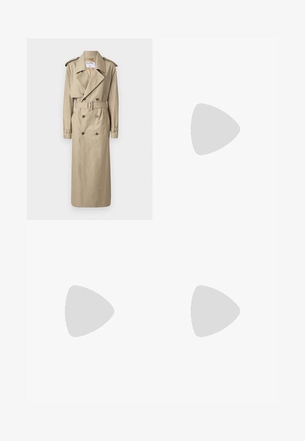 Filippa K Trench - khaki beig; Camicia di jeans blu chiaro con maniche lunghe, colletto classico, chiusura a bottoni e bottoni bianchi. Tessuto liscio, vestibilità sagomata.; Jeans in denim blu scuro con vita alta, design a gamba dritta, cuciture a contrasto e cinque tasche. Chiusura con bottone e zip argentati.; Pantofole da balletto nere in pelle con punta arrotondata, texture liscia, dettagli di cucitura minimi e design con suola flessibile.
