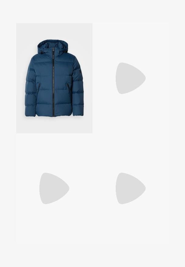 Jachetă puffer albastră cu glugă, dotată cu un fermoar frontal, două buzunare laterale și secțiuni matlasate pentru izolație. Material neted, rezistent la apă.; Două cămăși cu mânecă scurtă: una complet neagră, iar cealaltă albă cu dungi verticale negre. Ambele au închidere cu nasturi și un guler clasic.; Pantaloni negri din denim cu croială dreaptă, design cu cinci buzunare și închidere frontală cu nasture. Textură netedă cu detalii de cusătură minime.; Mocasini din piele neagră cu vârful rotunjit, având un design cusut, talpă joasă și o talpă din cauciuc texturat, cu crampoane.