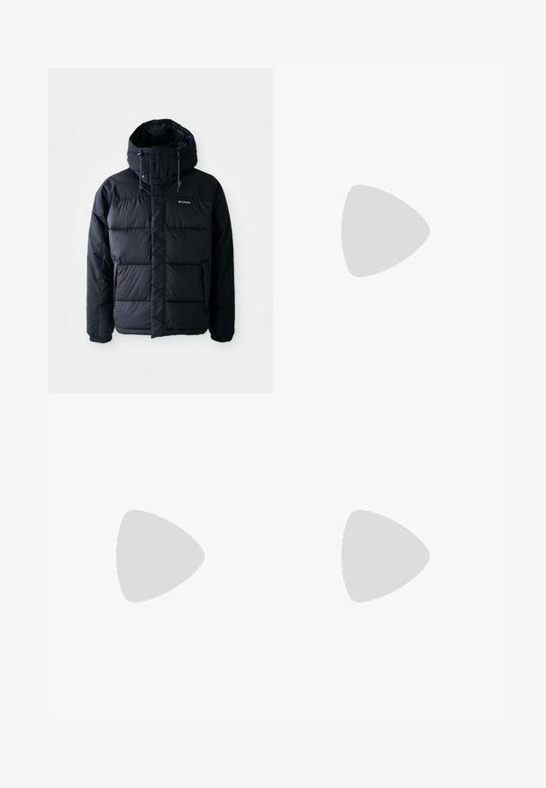 Sort puffy jakke med hætte, der har quiltede sektioner, høj krave og lynlåslommer. Lavet af vandafvisende materiale.; Hvid bomulds t-shirt med korte ærmer, rund hals og et lille guld logo på venstre brystområde. Blød tekstur og almindelig pasform.; Brune bomuldsarbejdsbukser med lige ben-design, der har frontlommer og metalhardware detaljer for ekstra holdbarhed.; Hvide lædersneakers med lavt design, rund tå, perforerede detaljer og en tekstureret sål. Snørebånd og subtile stikninger er inkluderet.