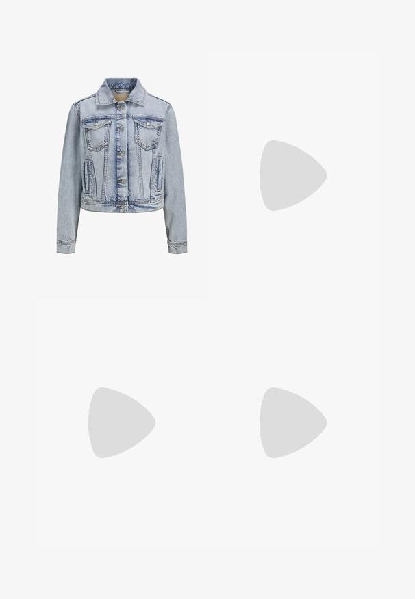 Svetlomodrá džínová bunda s golierom, predným zapínaním na gombíky, dvoma vreckami na hrudi a skráteným strihom. Obsahuje viditeľné švy.; Čierny dlhý rukáv skrátený top s okrúhlym výstrihom, jednofarebný dizajn a mierne zakrivený lem.; Čierne nohavice so strihom rovného strihu, s prednými vreckami a bočnými rozparkami na leme. Vyrobené z mäkkej, hladkej tkaniny. Vhodné na rôzne príležitosti.; Čierne lakované sandále na vysokom opätku s dvoma prackami, štvorcovou špičkou a hrubým blokovým opätkom, s hladkou, lesklou textúrou.