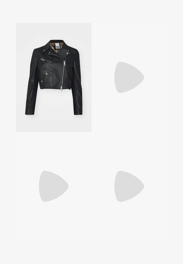 Veste en cuir noire cropped avec fermeture éclair à l'avant, deux poches zippées et doublure en imprimé léopard. Présente un design classique de moto.; T-shirt en coton noir avec un col rond, des manches courtes et un logo brodé sur la poitrine. Coupe simple et décontractée sans motifs.; Pantalon noir ajusté avec une coupe droite, présentant une texture lisse et des plis nets sur le devant. Aucune quincaillerie visible.; Sandale à talon en cuir noir avec sangle de cheville ajustable, design à bout ouvert et talon carré. Texture lisse, style minimaliste.