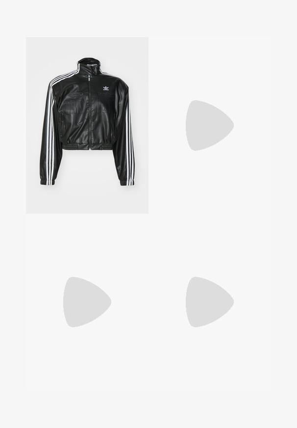 adidas Originals Bunda z nepravej kože - black; Čierny krátky rukáv top vyrobený z elastického materiálu, s priliehavým strihom a riasením po stranách. Hladká textúra, klasický tvar.; Čierne nohavice so strihom rovného strihu, s prednými vreckami a bočnými rozparkami na leme. Vyrobené z mäkkej, hladkej tkaniny. Vhodné na rôzne príležitosti.; Čierne lakované sandále na podpätku so štvorcovou špičkou, navlečenými remienkami okolo členku a striebornými prackami. Disponujú masívnym blokovým podpätkom pre stabilitu.; Zlaté kruhové náušnice s hladkým, lesklým povrchom. S polkruhovým tvarom a bezpečným zapínaním na kolík.