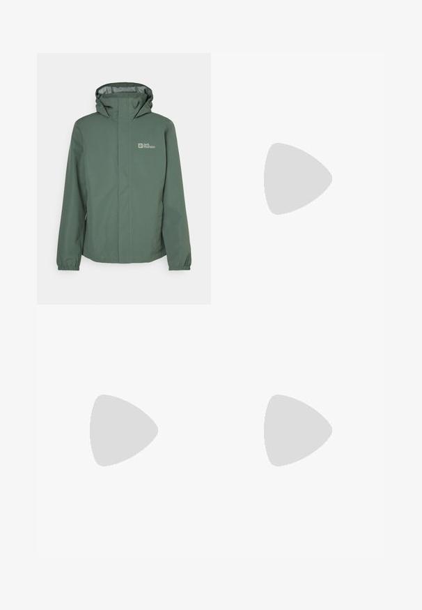 Veste imperméable verte avec un col haut, une capuche réglable et des poignets élastiques. Présente un logo sur la poitrine gauche et une fermeture éclair à l'avant.; T-shirt gris à manches courtes en tissu doux et texturé, arborant un petit logo bleu Patagonia sur le côté gauche de la poitrine. Pas de motifs supplémentaires.; Shorts gris en tissu léger avec taille élastique et cordon de serrage. Présente une texture lisse et une longueur au-dessus du genou.; Baskets imperméables marron avec une tige texturée, des accents perforés, un support de talon noir et une semelle en caoutchouc grise. Les lacets sont ornés d'embouts métalliques.