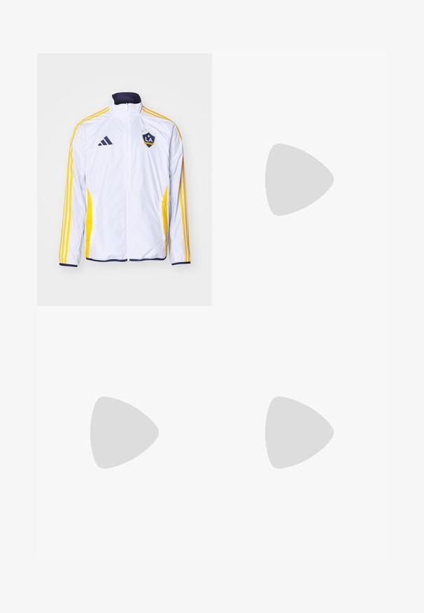 Chaqueta atlética blanca con acentos en azul marino, rayas amarillas y el logo de LA Galaxy. Presenta un cuello alto y bolsillos frontales con cremallera.; Camiseta de fútbol blanca hecha de una tela ligera, con acentos amarillos, rayas negras en los hombros y el logo del equipo en el pecho.; Pantalones deportivos negros con cinturilla elástica, logo bordado en el muslo y rayas blancas que recorren los lados.; Zapatillas deportivas blancas con una parte superior de malla texturizada, suela acolchada y soporte, y un diseño de tres rayas en el lateral.