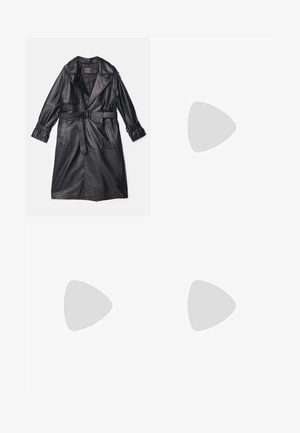 Manteau trench en cuir noir avec une taille ceinturée, de larges rabats, deux poches avant et une doublure intérieure texturée avec un motif subtil.; Filippa K SAMMY SHIRT - Chemisier - white; DESIGNERS REMIX EXCLUSIVE MILES ROSE SKIRT - Minijupe - light denim; Filippa K REY FLAT - Ballerines - black; Mansur Gavriel MINI MINI SUN BAG - Sac à main - silver