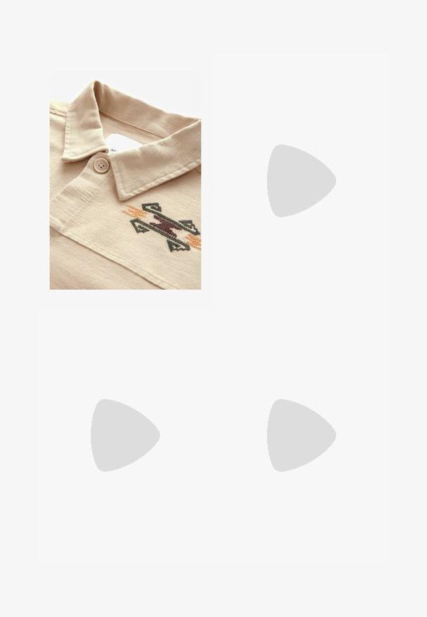 Beige polo-shirt med en texturerad tyg, en knappstängning och en flerfärgad broderad geometrisk design nära kragen.; Kortärmad beige t-shirt i bomull med rund hals och avslappnad passform, med en slät yta utan mönster eller detaljer.; Beige vida byxor med elastiskt midjeband, tillverkade av mjukt tyg, med en slät yta och minimala sömnadsdetaljer.; Vita och svarta träningsskor med en strukturerad sula, som har utskärningar på sidorna och snörning, samt en vadderad baksida för stöd.