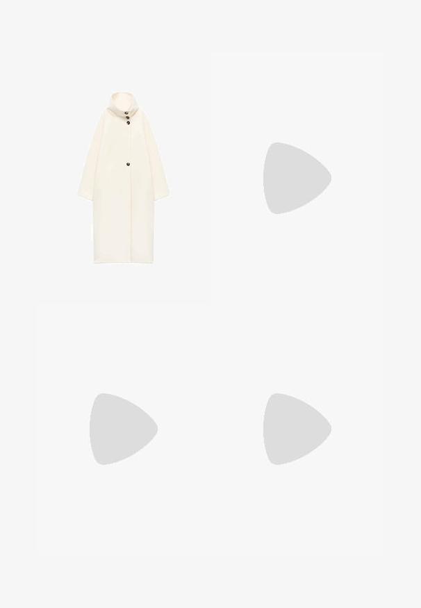 Dugi, oversize krem kaput s visokim ovratnikom, prednjim kopčanjem na gumb i kratkim rukavima. Izrađen od mekog, teksturiranog materijala. Jednostavan dizajn.; Pura crna pamučna majica kratkih rukava s okruglim izrezom, prikazana na bijeloj pozadini.; Crne poliester hlače culotte s elastičnim pojasom, dva prednja nabora i širokim krojem. Nema vidljivih uzoraka ili metalnih detalja.; Crne lakirane sandale na pete sa kvadratnim nosom, trakama oko gležnja i srebrnim kopčama. Imaju čvrst blok petu za stabilnost.; Crna kožna torba s lukovitim oblikom, odvojivim remenom i zlatnim detaljima. Torba ima preklop s kopčom.