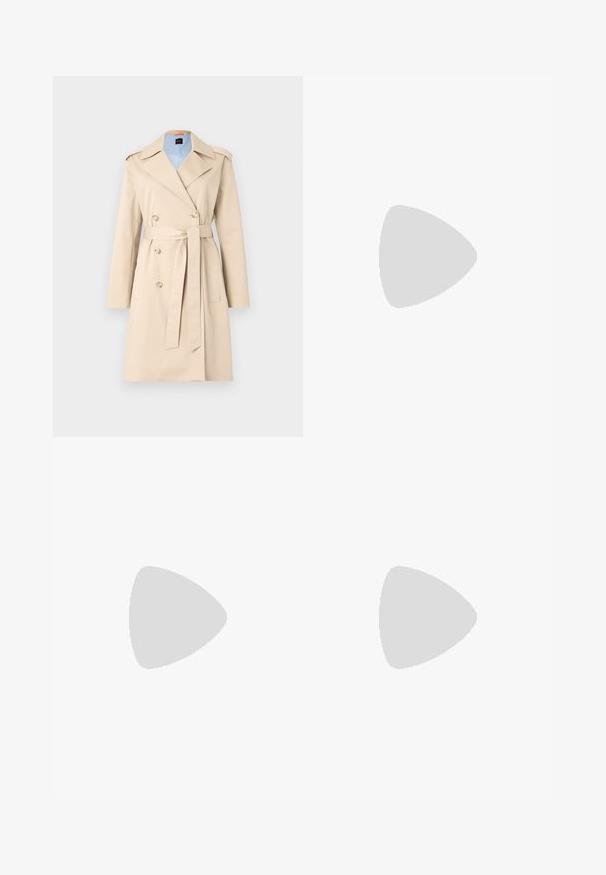 BOSS Šineļveida mētelis - open beige; Melna kokvilnas T-krekls ar apaļu izgriezumu, īsām piedurknēm un izšūtu logotipu uz krūtīm. Vienkāršs, brīvs piegriezums bez rakstiem.; Melnas pielāgotas bikses ar taisnu kāju dizainu, kas raksturojas ar gludu faktūru un asiem krokām pa priekšu. Nav redzamu metāla detaļu.; Melnas ādas slingback zābaki ar smailu purngalu, ar šauru papēdi un zelta krāsas akcentu uz regulējama siksniņas. Gluda tekstūra.