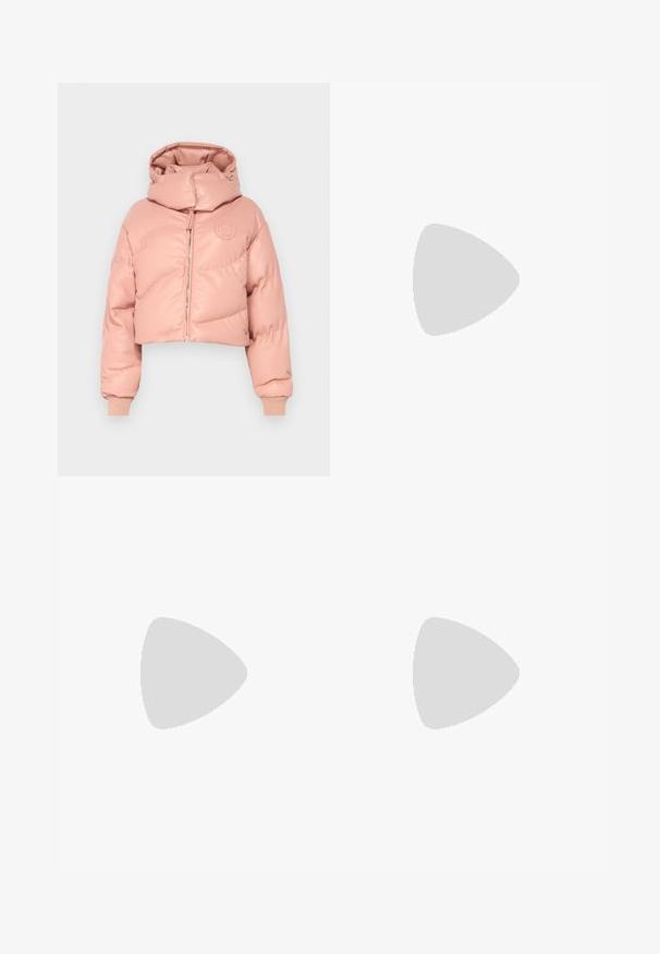 Roosa lühike puffjakker kõrge kraega, lukuga kinnitamine, soonikkoes varrukad ja tekstureeritud viimistlus. Rinnal on logo.; Valge lühike puuvillane t-särk, millel on lühikesed varrukad, ümara lõikega kaelus ja minimaalne õmbluste detail. Sile tekstuur.; CLOSED RHANNON - Wide leg - ivory; Mustad mustall nahkasaabas terava nina ja stiilse disainiga. Omab madalat konts ja luku sulgemist taga. Sile tekstuur.