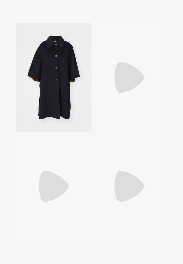 Cappotto in misto lana nero con ampio colletto, dotato di chiusura frontale a bottoni e maniche corte. Le fessure laterali rivelano un rivestimento marrone.; T-shirt bianco a maniche corte realizzato in cotone. Presenta un collo rotondo, una vestibilità rilassata e una texture liscia. Design semplice senza motivi o accenti.; Pantaloni neri a gamba larga realizzati in un tessuto morbido, con vita alta, pieghe e un design sartoriale. Finiture semplici in nero in vita.; Ballerine con corpo in pelle beige e punta in vernice nera lucida. Presentano un piccolo dettaglio a fiocco sul davanti. Suola piatta.
