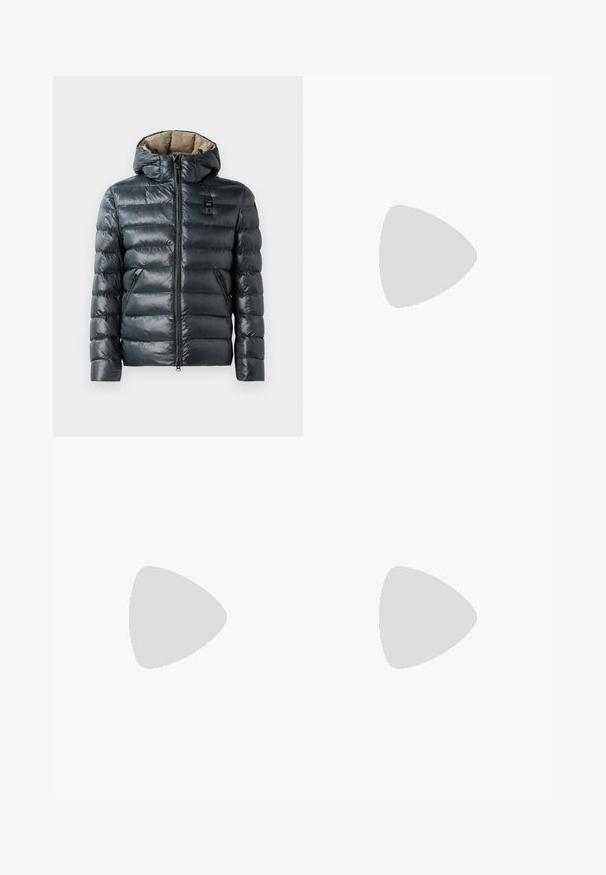 Dunkelgraue Pufferjacke mit glänzender Oberfläche, horizontaler Steppung, abnehmbarer Kapuze und Reißverschlussverschlüssen an den vorderen und seitlichen Taschen.; Langärmliges weißes Baumwollhemd mit rundem Ausschnitt, seitlichen Schlitzen am unteren Rand und glatter Textur, von hinten präsentiert.; Helle blaue Jeans im Geradeschnitt-Design, mit fünf Taschen, Knopfverschluss, minimaler Ausbleichung und kontrastierenden Nähdetails.; Weißer Sneaker mit glattem Lederobermaterial und niedrigem Profil. Verfügt über eine runde Zehenpartie, sechs Ösen und eine strukturierte Gummisohle.