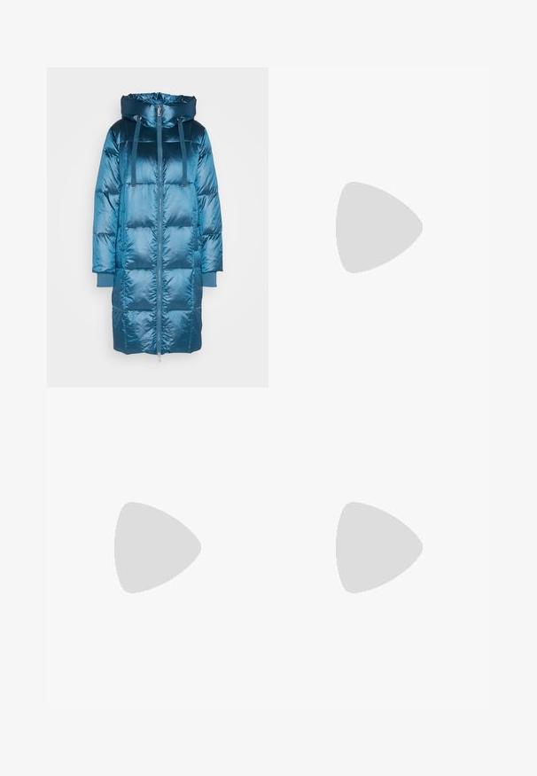 Mos Mosh JACKET - Pūkinis paltas - bluesteel; Balta trumpa rankovė T-marškiniai, pagaminti iš minkštos medvilnės. Charakterizuojami apvali kaklo iškirpte ir laisvu siluetu. Švarus dizainas be matomų raštų ar akcentų.; Balti plačios kelnės, pagamintos iš minkštos medžiagos, su raišteliu liemens srityje ir glotnia tekstūra. Nėra matomų raštų ar puošmenų.; Šviesiai rožiniai slingback baleto bateliai su smailiu pirštu, pagaminti iš lygios odai panašios medžiagos. Yra išpjovimų detalės šonuose ir plokščias kulnas.