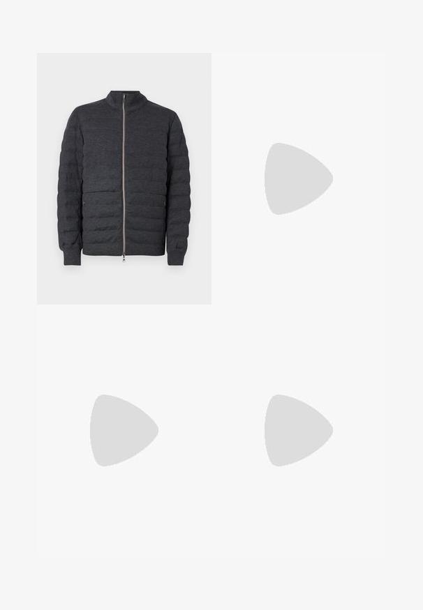 Veste rembourrée gris foncé avec un col haut, fermeture éclair à l'avant et poignets côtelés. Présente des panneaux cousus et une texture lisse.; Chemise à manches courtes en tissu tricoté marron clair avec des motifs en losange, dotée d'un col et d'une fermeture à boutons sur le devant avec des boutons marron.; Pantalon noir ajusté avec une coupe droite, fabriqué en tissu lisse. Comprend des passants de ceinture et un pli au niveau du devant.; Des baskets en cuir blanc avec une finition lisse, un bout rond, des lacets plats et une semelle texturée. Accents en daim gris au niveau du talon.; Lunettes de soleil en plastique transparent avec des verres marron rectangulaires, dotées de branches fines et transparentes ainsi que d'accents en métal sur les tempes.