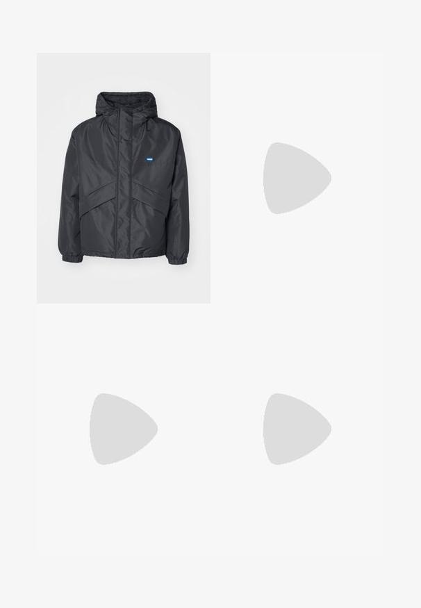 HUGO BRIXTON - Winterjacke - black; Fünf Langarm-T-Shirts in einer Reihe: türkis, schwarz, weiß, dunkelgrau und navyblau. Weicher Stoff mit Rundhalsausschnitt und normaler Passform.; Corduroy-Hosen mit weitem Bein in einer beige Farbe. Mit strukturierten, vertikalen Rillen, einem Standardbund und zwei vorderen Taschen ausgestattet.; Weiße Ledersneakers mit grauen Akzenten, ausgestattet mit einem perforierten Zehenbereich, flachen Schnürsenkeln und einer gemusterten Sohle. New Balance-Logo an der Seite.