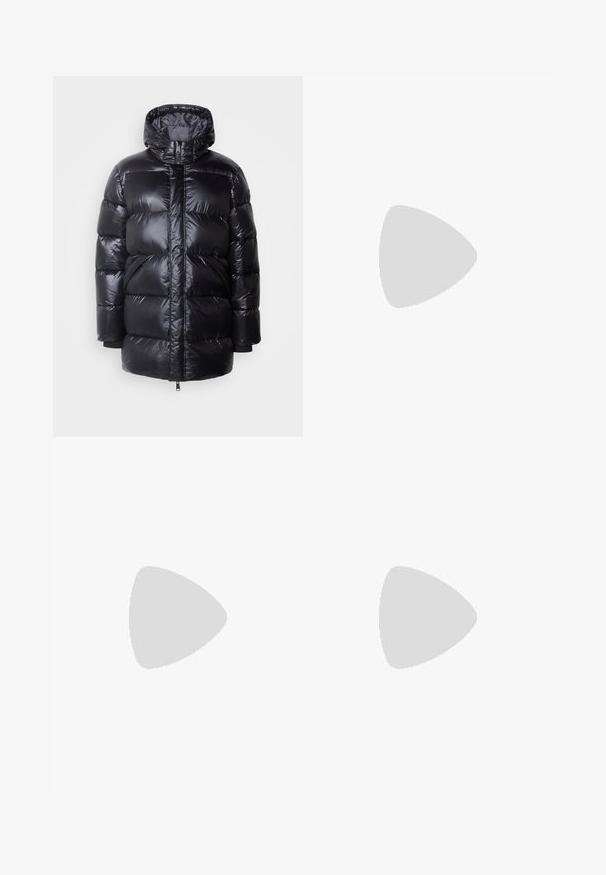 Schott IVAN - Vinterkåpe / -frakk - black; Hvit bomull T-skjorte med svart "CK" logo og "Calvin Klein Jeans" tekst, korte ermer og klassisk rund hals.; Blå denimjeans med slim fit, mellomhøy midje, fem lommer, falmet vask og lett slitasje foran og bak.; Sorte tursko med en lagdelt design, teksturert stoff og gummisåle, med forsterkede områder og snøring foran.