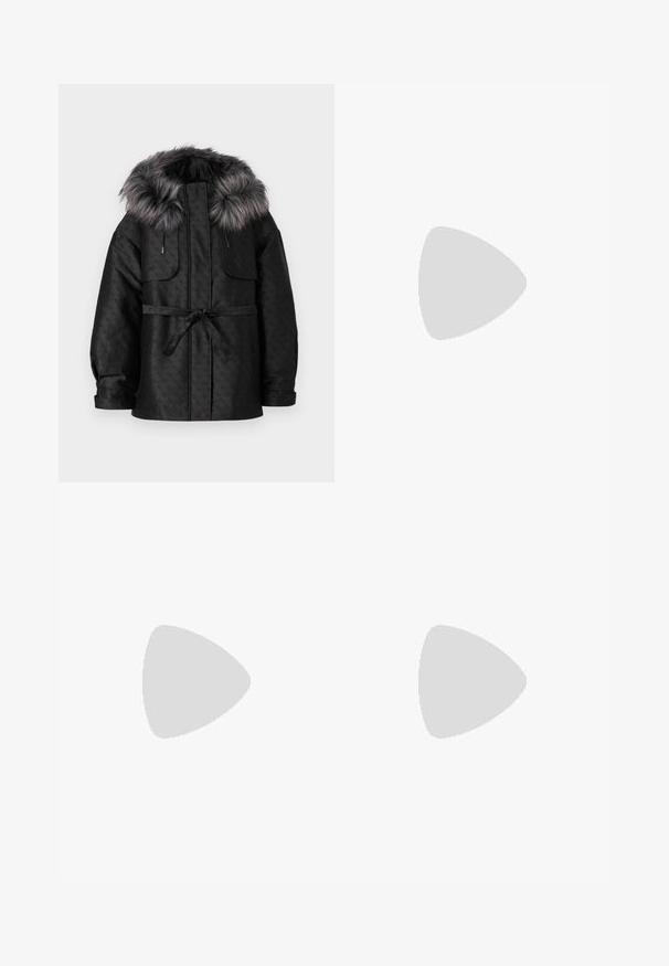 Guess ELLY LOGO  - Parka - black; Črna kratka majica s slevenami iz bombaža. Opremljena z belo grafiko z besedilom "KARL" in stilizirano postavo na prsih. Okrogla ovratnica.; Črne široke hlače z visokim pasom, gubami spredaj in pasom z zaponko. Narejene so iz gladkega, lahkega materiala.; Črne usnjene sandale na peto s koničastim nosom, vitko peto in okrasno zaponko na sprednjem delu. Gladka tekstura in eleganten dizajn.