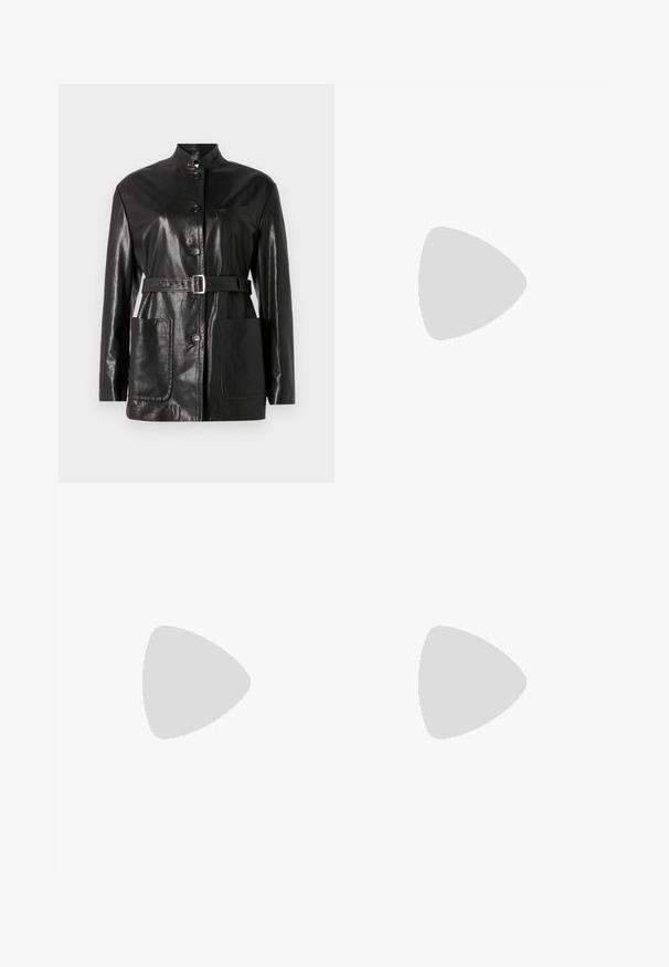 Musta nahkatakki, jossa on korkea kaulus, nappikiinnitys, hopeinen solki vyössä ja kaksi etutaskua. Su smooth ja kiiltävä pinta sekä räätälöity muotoilu.; Filippa K BRAID - Neule - black; Musta housut, jotka on valmistettu sileästä kankaasta ja joissa on korkea vyötärö, leveät lahkeet, etukaarteet ja klassiset vyölenkit. Ei näkyviä sivutaskuja.; Mustat nahkakengät, joissa on avonainen takaosa ja kärjessä terävä muoto, koristevyöt, joissa on metalliset reiät, sekä matala lohkoepohja. Teksturoitu pinta.