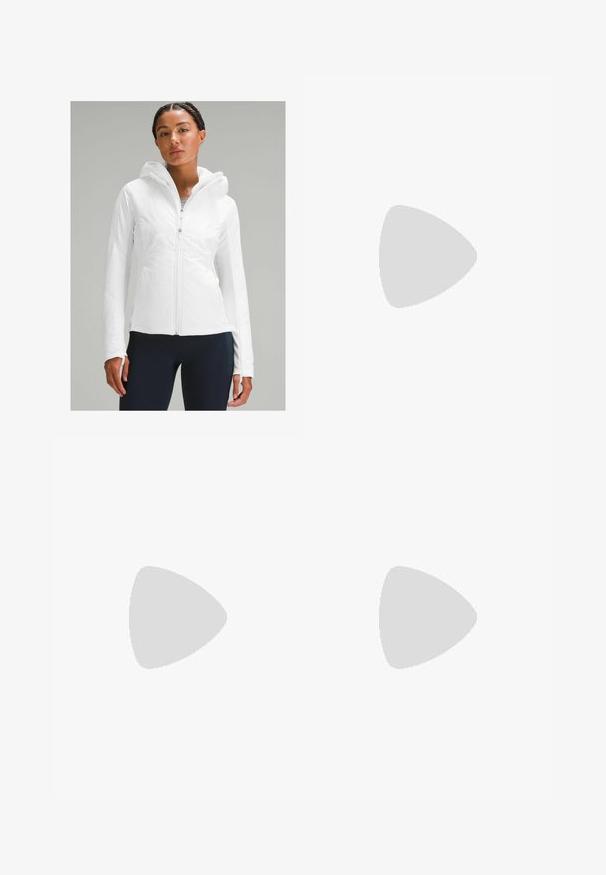 Veste légère blanche à fermeture éclair avec capuche, dotée d'une finition texturée et de passes-pouces dans les manches. Associée à des leggings navy.; Débardeur de sport noir en matériau anti-humidité. Il présente un col rond, une coupe slim et un logo Nike blanc sur la poitrine.; Leggings noirs coupés en tissu extensible, avec une taille haute et une texture lisse, sans motifs ni éléments visibles.; Baskets Nike noires avec un dessus en tricot texturé, présentant un logo swoosh gris, accompagnées de chaussettes côtelées foncées. Semelle en caoutchouc plate.