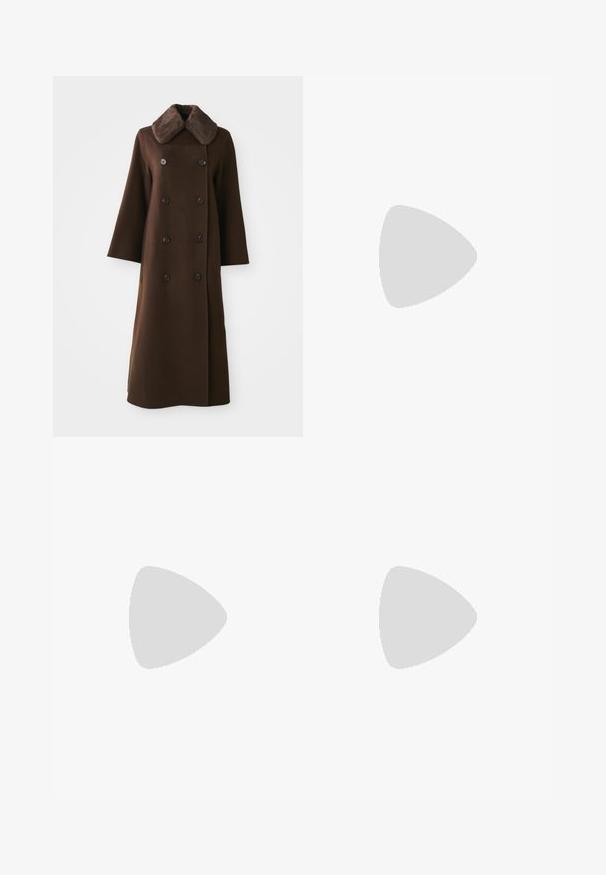 Cappotto marrone doppiopetto con colletto in pelliccia, maniche lunghe e silhouette dritta. Presenta bottoni neri e una texture morbida simile alla lana.; T-shirt bianco in cotone con maniche corte, scollo rotondo, vestibilità rilassata e senza motivi o grafiche visibili. Texture liscia e design semplice.; Pantaloni neri a zampa d'elefante con vita alta, realizzati in tessuto elastico. Presentano dettagli di cucitura verticale nella parte anteriore e una texture liscia.; Stivali neri in pelle al ginocchio con punta affusolata e tacco a stiletto sottile. Texture liscia con design aderente e cuciture lungo il bordo superiore.