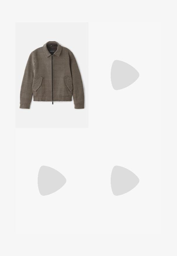 Veste zippée texturée en marron et beige, dotée d'un col, de deux poches avant et d'un motif à pois sur l'ensemble.; Chemise à manches longues de couleur taupe, en tissu lisse, avec un devant à boutons et des boutons foncés, ornée d'un petit logo sur la poitrine.; Filippa K WIDE TROUSERS - Pantalon classique - driftwood; Mocassins slip-on en daim beige avec un design froncé, dotés d'une semelle plate et d'une bande décorative sur le devant. Texture lisse.