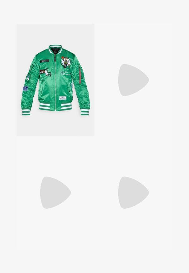 Chaquetón bomber verde de satén con logotipos de los Boston Celtics, acentos bordados, puños y dobladillo a rayas, y múltiples parches en las mangas.; Tres camisetas sin mangas de algodón de color blanco con canalé. Cuentan con cuello redondo y pequeñas etiquetas negras cerca del dobladillo. Disponibles en múltiples tamaños.; Pantalones de chándal grises de Nike con cintura ajustable, piernas ajustadas, bolsillos laterales y costuras distintivas. Tejido suave y texturizado.; Zapatilla deportiva gris con parte superior de malla y ante, acentos blancos, suela acolchada y un diseño distintivo con elementos reflectantes.