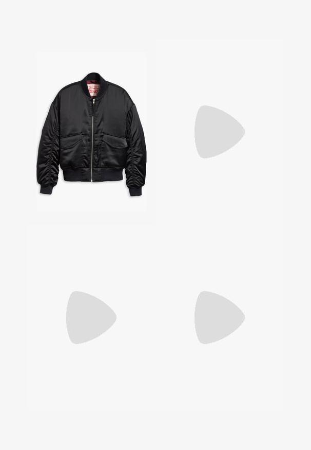 Černá bomber bunda vyrobená z hladkého materiálu, se zipem vpředu, žebrovanými manžetami a dvěma náprsními kapsami s elastickým lemem.; Bílý bezrukávový top vyrobený z hladkého, elastického materiálu s nabranými detaily po stranách, s kulatým výstřihem a těsným střihem.; Maxi sukně v jednobarevné černé. Rozšířený střih s hladkou texturou a elastickým pasem. Žádné viditelné vzory ani akcenty.; Bílé kožené tenisky s béžovými semišovými akcenty, perforovanou špičkou, plochými tkaničkami a strukturovanou krémovou podešví. Obsahují jemné logo na patě.; Černá kabelka typu hobo vyrobená z hladkého materiálu podobného kůži se zkroucenou rukojetí, která má měkký, zaoblený tvar a horní zipové uzavření.