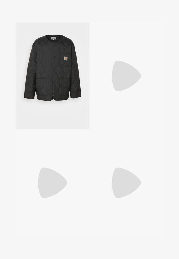 Jachetă neagră matlasată cu guler rotund, închidere cu buton și două buzunare frontale. Include un mic patch cu logo pe piept.; Tricou alb cu mânecă scurtă, cu croială lejeră, gât rotund, material moale și detalii minime de cusătură. Fără logo-uri sau modele vizibile.; Pantaloni largi cu dungi negre, cu pliuri, având un design croit și o textură moale. Fără detalii sau accente vizibile.; Cizmă neagră cu șireturi, până la glezne, cu guler căptușit și talpă robustă, prezentată din profil pe un fundal alb.; Ochelari rectangulari negri cu lentile clare și o nuanță subtilă de mov, având brațe elegante și un design minimalist.