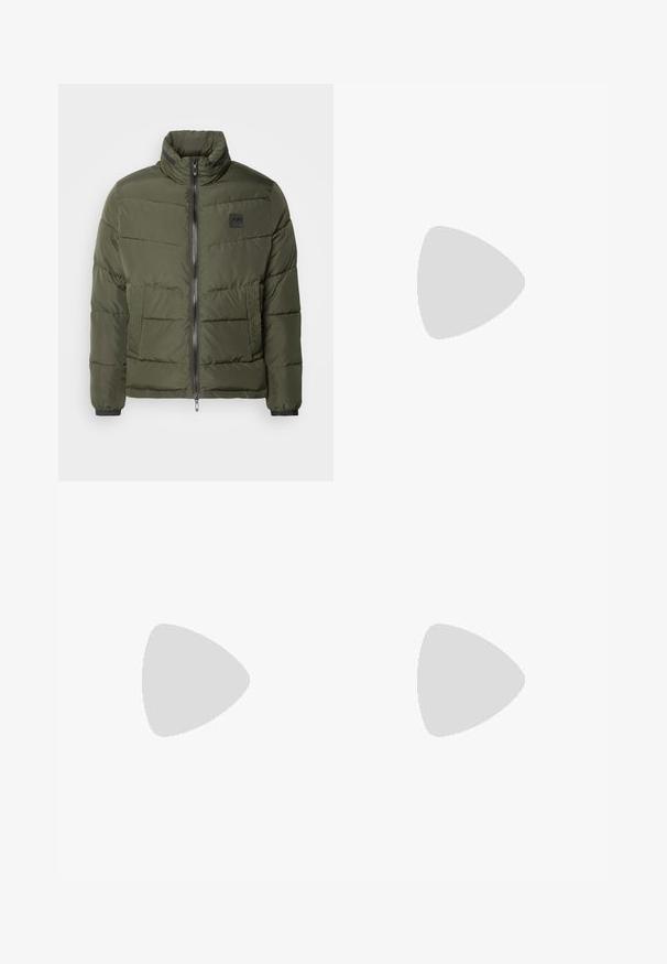 Giubbotto imbottito di colore verde oliva, caratterizzato da una chiusura con zip, collo alto, pannelli laterali testurizzati e polsini elastici. Design leggero e trapuntato.; Due camicie a manica corta: una nera uniforme, l'altra bianca con strisce verticali nere. Entrambe presentano chiusure a bottoni e un colletto classico.; Pantaloni in denim nero con taglio dritto, design a cinque tasche e chiusura frontale con bottone. Tessuto liscio con dettagli di cucitura minimi.; Mocassini in pelle nera con punta rotonda, caratterizzati da un design cucito, suola piatta bassa e un battistrada in gomma testurizzata e scolpita.