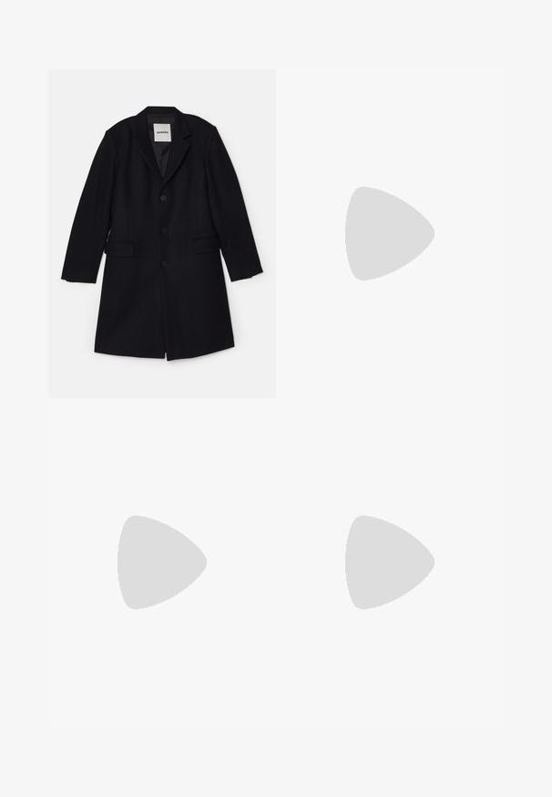 Svart ullblandad kappa med slagkrage, tre knappar, två frontfickor och en lång, rak silhuett. Fodrad insida.; Svart kortärmad T-shirt i bomull, med rund hals och en liten logotyp broderad på bröstet. Slät textur, standard passform.; Svarta byxor med rak ben-design, tillverkade av ett jämnt tyg. Har framfickor och en enkel knapplåsning i midjan.; Svarta läder loafers med en slät finish, prydda med en dekorativ rem och kontrastsöm, tillsammans med beiga byxor.