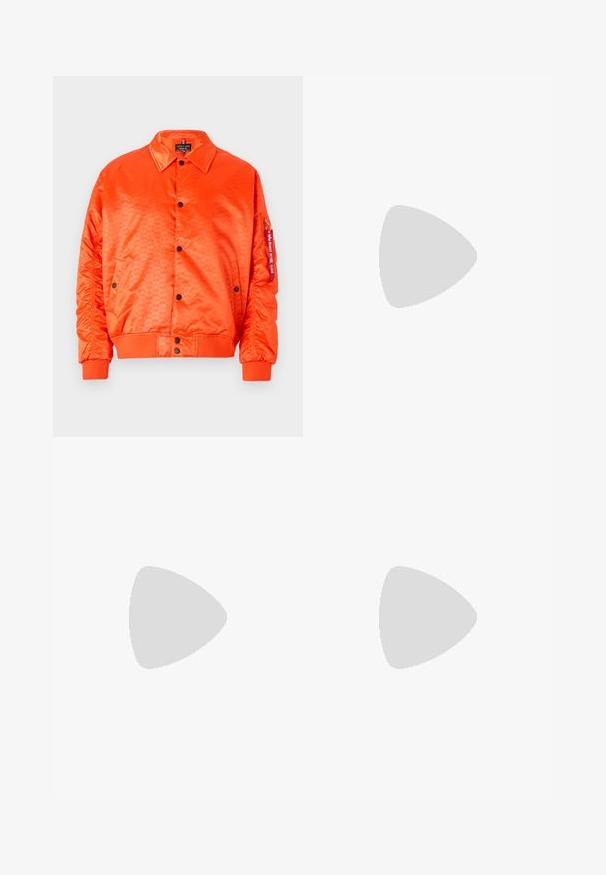 Alpha Industries COACH LOGO JACKET - Giacca invernale - boost orange; Santa Cruz OPUS DOT CHEST UNISEX 2 PACK - T-shirt con stampa - black/white; Obey Clothing BIGWIG DOUBLE KNEE WORKER UNISEX - Jeans workwear - light indigo; Sneaker in pelle bianca con design low-top, punta tonda, dettagli perforati e suola testurizzata. Presenta lacci e sottili accenti di cucitura.; Pier One 2 PACK - Collana - silver-coloured