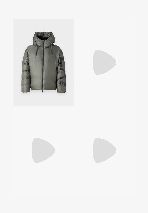 EA7 Emporio Armani GIUBBOTTO - Ziemas jaka - beetle; Balta kokvilnas T-kreklu ar drosmīgu melnu un oranžu grafisku tekstu, kas lasa "NEOLITISKĀ REVOLŪCIJA" ar abstraktiem cilvēku figūrām.; Pelēki pielāgoti bikses ar taisnu kāju dizainu, ar priekšējām krokām, jostas cilpām un gludu tekstūru.; Balti un melni apavi ar gludu ādas virsu, teksturētiem akcentiem un masīvu baltu zoli. Iespējojot klasisku šņorējamu dizainu.