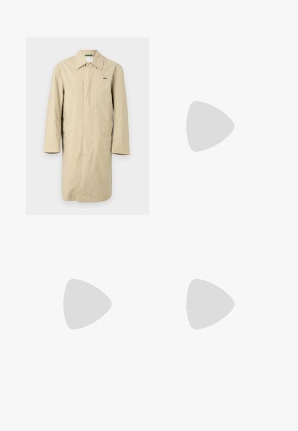Capa de chuva bege com gola, mangas longas e bolsos laterais. Apresenta um pequeno logótipo verde no peito. Tecido suave e leve.; T-shirt de algodão branco com decote redondo, mangas curtas e um pequeno logótipo bordado apresentando montanhas e texto no lado esquerdo do peito.; Calças pretas feitas de um tecido suave, com fecho frontal por botão, pregas e pernas retas. Sem padrões ou acentos visíveis.; Sapatilha de couro branco com biqueira arredondada, atacadores na frente e detalhe preto no calcanhar. Apresenta um pequeno logótipo de crocodilo bordado na lateral.