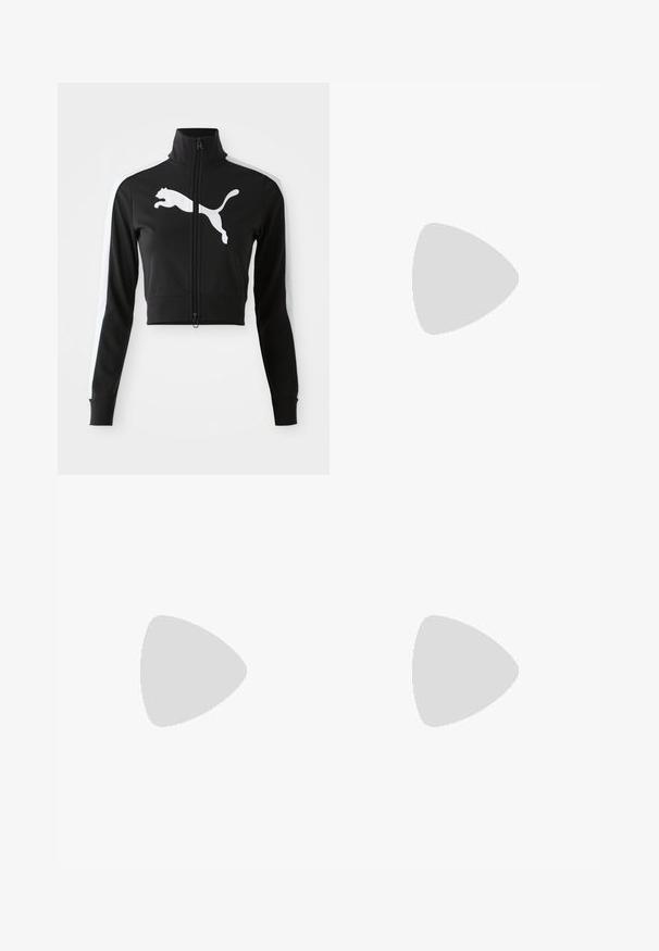 Zwarte cropped jasje met hoge kraag, volledige rits, witte zijkanten en groot wit Puma-logo op de voorkant. Zacht, glad materiaal.; Witte top met korte mouwen in een relaxed fit, met een geraffineerd ruches ontwerp bij de taille en een gladde stoftextuur. Label: Anna Field.; Zwarte shorts met een op maat gemaakte ontwerp, met voorplooien, een vlakke voorkant en een enkele knoopsluiting. Gladde stof textuur.; Zwarte flip-flops met rubberen banden en een gestructureerde zool. Heeft een lichte plateau en een comfortabele, gevormde design. Merkennaam is geëmbosseerd.; Bruine suède schoudertas met twee lange schouderbanden, zachte textuur en gladde oppervlakte. Kenmerkt zich door een ruime, flexibele vorm.