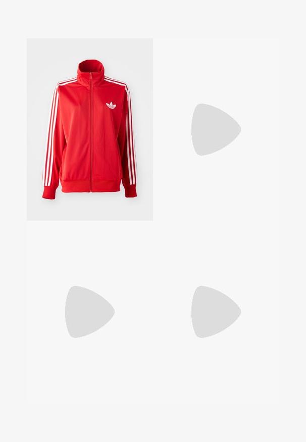 Rote Zip-Jacke aus glattem Material mit weißen Drei-Streifen-Akzenten an den Ärmeln und einem kleinen weißen Logo auf der Brust.; Rotes Baumwoll-T-Shirt mit rundem Ausschnitt, kurzen Ärmeln, weißen drei Streifen Akzenten an den Schultern und einem kleinen weißen Logo auf der Brust.; Rote Jogginghose mit weißen Streifen an den Seiten, mit lockerem Sitz und Reißverschlussdetails am Saum. Getragen mit hellen Sportschuhen.; Rote Wildledersneaker mit pinken Akzenten, weißem Drei-Streifen-Logo und roten Schnürsenkeln. Tragen mit weißen gerippten Crew-Socken auf einer grünen Oberfläche.