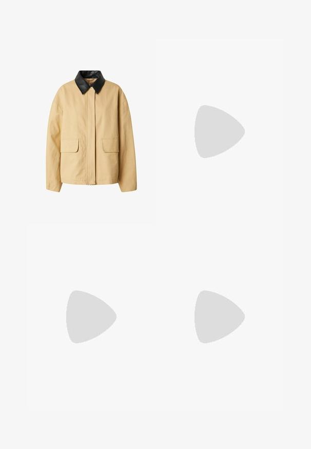 Beige jas met een zwarte leren kraag, voorzien van een rits aan de voorkant en twee grote opgestikte zakken. Gemaakt van stevig katoen.; Witte fitted top van ribstof met korte mouwen en geplooide details aan de zijkanten voor textuur en vorm.; Bershka WIDE - Broek - black; Zwarte leren haksandalen met een blokhak, enkelband met gesp en gekruiste voorbanden. Gladde textuur met een minimalistisch ontwerp.