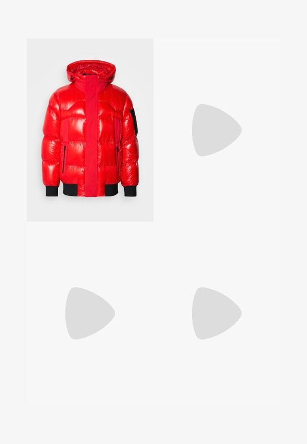 Rød pufferjakke med blank finish, der har en høj krave, lynlåslommer og sorte detaljer ved manchetter og kant.; Sort kortærmet T-shirt lavet af en glat bomuldsblanding, med en rund halsudskæring og et minimalistisk design uden mønstre eller accenter.; Sorte bukser med en glat tekstur, som har lige snit, to forlommer og en enkelt knaplukning i taljen.; Sort lavt top lædersneaker med sorte snørebånd og off-white sål vist i sideprofil på hvid baggrund.