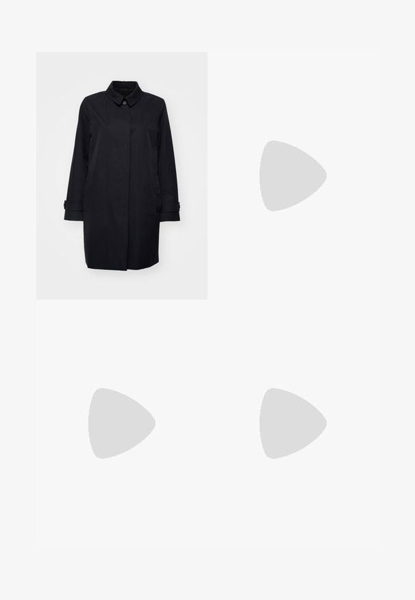 Abrigo negro, ligero, con un cuello con solapa, mangas largas y cierre de un solo botón. Presenta bolsillos laterales y un corte recto.; Camiseta de algodón negra con cuello redondo, mangas cortas y un logo bordado en el pecho. Ajuste simple y relajado sin patrones.; Pantalones negros ajustados con un diseño de pierna recta, que presentan una textura suave y pliegues nítidos en el frente. Sin herrajes visibles.; Sandalia de tacón negro de cuero con correa en el tobillo ajustable, diseño de punta abierta y tacón cuadrado. Textura suave, estilo minimalista.