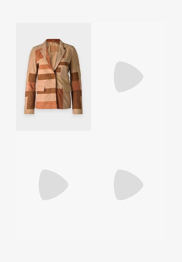 Blazer din suede cu un design patchwork în nuanțe de bej și maro, cu guler decupat și două buzunare în față.; Tricou alb din bumbac, cu mâneci scurte, guler rotund, croi lejer și tiv cusut. Eticheta este vizibilă pe interiorul gulerului.; Pantaloni albi cu picioare largi, confecționați din bumbac cu o textură fină. Prezintă un buton în față, fermoar și un design cu patru buzunare.; Sandal din piele albă cu toc bloc, având o curea la glezna cu cataramă și un design minimalist. Vârf deschis și texturi netede pe întreaga suprafață.
