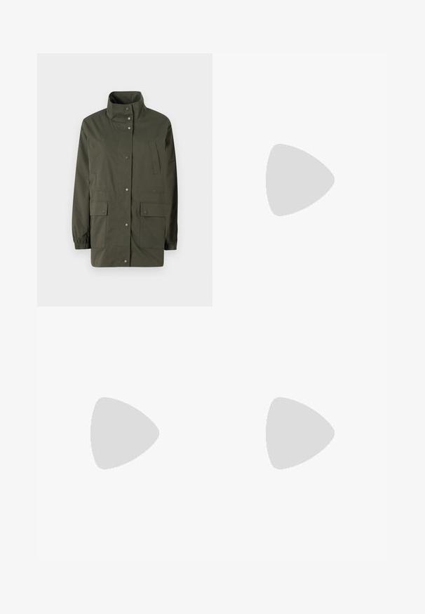 Veste légère vert olive avec col élevé, boutons-pression et deux poches plaquées à l'avant. Dotée de poignets élastiques et d'une coupe droite.; T-shirt jaune néon à manches courtes en coton. Doté d'un col rond classique et d'une texture lisse et légère.; Pantalons en denim à jambe large présentant un dégradé de bleu clair à bleu foncé, taille haute, passants de ceinture et une ceinture en tissu assortie. Finition en denim texturé.; Baskets plateformes blanches avec une tige en simili cuir lisse, une forme arrondie, un col rembourré et une semelle en caoutchouc texturé avec des crampons définis.