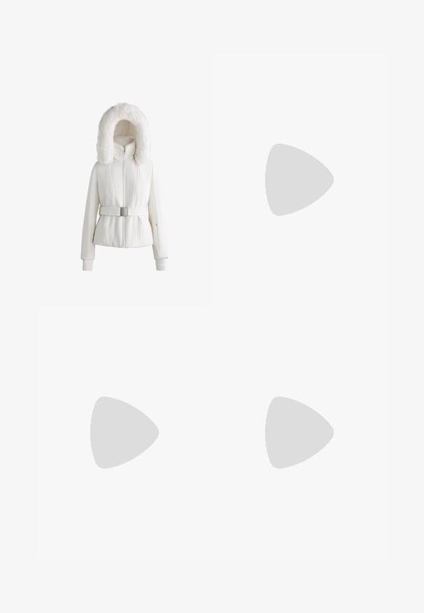 Biała szyta na miarę kurtka z kapturem z sztucznego futra, z paskiem w talii oraz teksturowanym materiałem o pionowych wzorach, zaprojektowana z myślą o ciepłu i stylu.; Skórzana szara sweter z wysokim kołnierzem i ściągaczami, z teksturowanymi wzorami w warkocze z tyłu i po bokach.; Spodnie o szerokich nogawkach w jasnobeżowym kolorze, wykonane z gładkiego materiału. Posiadają klasyczny pas i płaski przód z czystymi liniami.; Brązowe zamszowe botki typu Chelsea z elastycznymi bocznymi panelami i grubą, fakturowaną podeszwą platformową. Posiadają pętlę z tyłu dla łatwego zakładania.