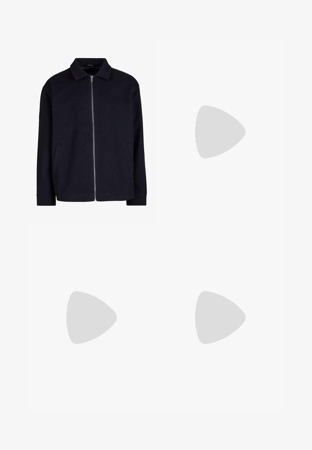 Sort jakke med krave, fuld lynlås foran og sidelommer; lavet af et struktureret stof med en afslappet pasform.; Hvid bomulds t-shirt med korte ærmer, rund halsudskæring, afslappet pasform, og ingen synlige logoer eller mønstre. Glat tekstur og minimalistisk design.; Sorte bukser med plisseret frontdesign, lavet af glat stof. Har knaplukning og bæltestropper; lige pasform.; Sorte ruskinds sneakers med hvide snørebånd og tre hvide striber. Har et rundt sort logo på tungen og en gummigummisål.