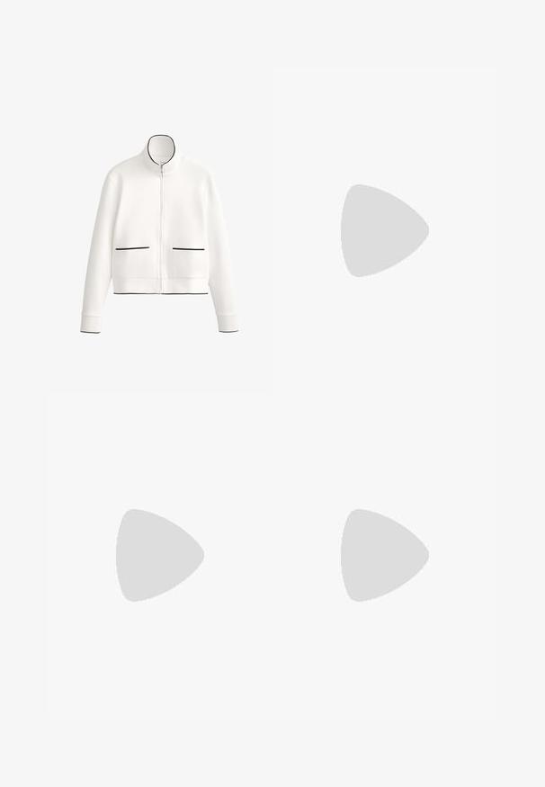 Bela zip-up jakna z visokim ovratnikom, črnimi dodatki in dvema sprednjima žepoma s črnimi obrobami. Narejena iz mehke, gladke tkanine.; Rjav rebrast pleten sveter z okroglim izrezom in raglan rokavi. Ima skrajšano dolžino in teksturirano tkanino. Brez vidnih zapiranj.; Rjave široke hlače z visokim pasom, ki imajo obliko križca. Narejene so iz gladkega in elastičnega materiala za udobje in prileganje.; Lahka športna obutev v krem barvi, z zgornjim delom iz teksturirane mrežice, sivimi poudarki, vijoličnim jezičkom na peti in oblazinjeno črno gumijasto podplatom.; Rjava platnena torba z dvema trdnima ročajema, pravokotne oblike, minimalni šivi in gladka tekstura.