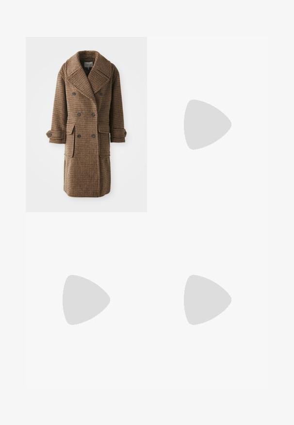 Manteau croisé à carreaux marron avec grands revers, deux poches avant et poignets à boutons. Fabriqué en tissu texturé et tissé.; Pull court noir en matériau moelleux. Présente un col rond et des manches longues avec une texture douce. Design minimal, sans motifs.; Jeans large en denim bleu avec taille haute, léger délavage, design classique à cinq poches et fermeture à bouton à l'avant.; Bottes en cuir noir montantes, avec une texture lisse, un nez carré, un talon bloc et une languette sur le côté, présentant des coutures minimales.