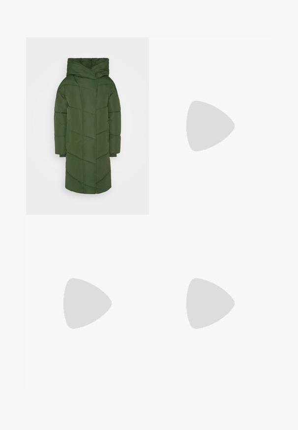 Manteau rembourré vert avec un col montant, un motif matelassé en diagonale, des manches longues et un ourlet droit, fabriqué à partir d'un matériau léger et doux.; T-shirt noir oversize avec un graphique d'un ours et le texte « PAS MIGNON MAIS SAUVAGE » en lettres blanches, en gras. Matériau en coton.; Jeans en denim bleu clair à taille haute. Présentent des jambes larges, deux zones déchirées aux genoux et un style classique à cinq poches.; Baskets montantes en toile blanche avec semelle en caoutchouc noir, capuchon en caoutchouc à l'avant, et six œillets pour les lacets, présentant un design épuré et minimaliste.