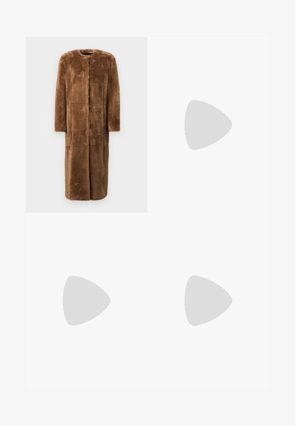 Pruun sünteetilisest karusnahast mantel, põlve pikkune, sirge siluett, ümmargune kaelus, pikad varrukad ja sujuvad paneelid pehme, tekstuurse viimistlusega.; Must must valmistatud pehmest puuvillast, lühikeste varrukatega, ümmarguse kaelusega ja klassikalise lõikega. Sile tekstuur, ilma mustrite või kaunistusteta.; Valged, kõrge vöökohaga laiad teksad, mis on valmistatud denimist. Omab nupuga sulgemist, kahte esimest taskut ja külgede õmbluste detailseid õmblusi.; Pruun nubukist kõrge kontsaga sandaal, millel on õhuke pahkluu rihm kullaga klambriga, avatud varvas ja stiilne, minimalistlik disain.