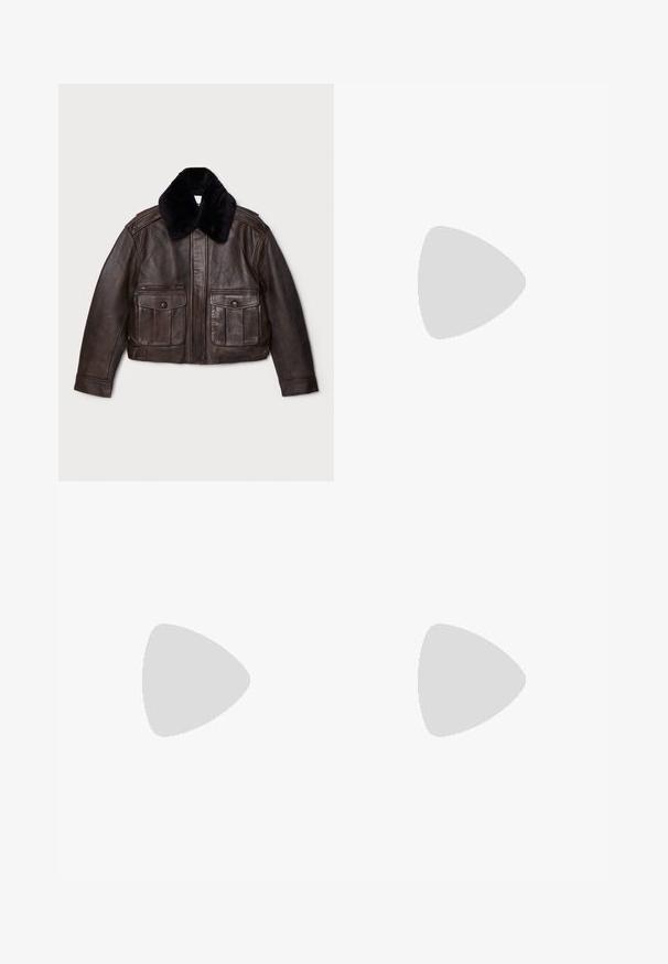 Giacca di pelle marrone con collo in pelliccia nera, chiusura con zip, due ampie tasche a patta, design su misura e finitura testurizzata.; Maglietta a maniche corte marrone realizzata in tessuto morbido, con scollatura rotonda e vestibilità rilassata. Nessun motivo o dettaglio visibile.; Jeans in denim blu scuro con vita alta, tasche anteriori e gambe svasate e larghe, esposti piatti su uno sfondo bianco.; Sandal in camoscio marrone con tacco alto, punta aperta, cinturino alla caviglia regolabile e suola a piattaforma striata.