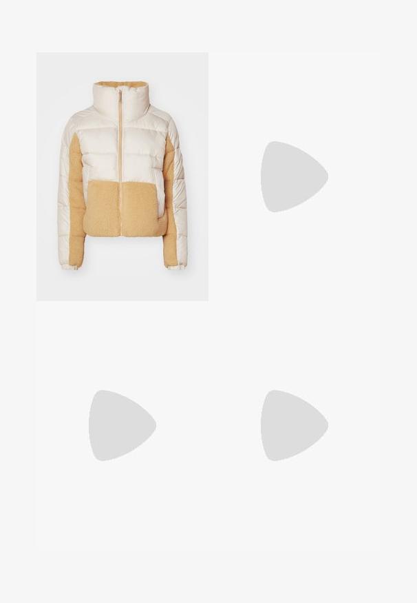 Crème en tan pufferjack met een hoge kraag, voorzien van een gequilt stof en een zachte, fluffy fleecepaneel aan de voorkant en zijkanten.; Witte korte mouwen t-shirt van katoen. Heeft een ronde halslijn en een ontspannen pasvorm. Glad textuur zonder zichtbare patronen of accenten.; Witte wijde broek van lichtgewicht stof, met een elastische tailleband en een trekkoord voor een verstelbare pasvorm. Glad texture.; Samba-sneakers met een crème en beige kleurenschema, voorzien van drie lichtblauwe strepen, witte veters en bruin rubberen zolen.